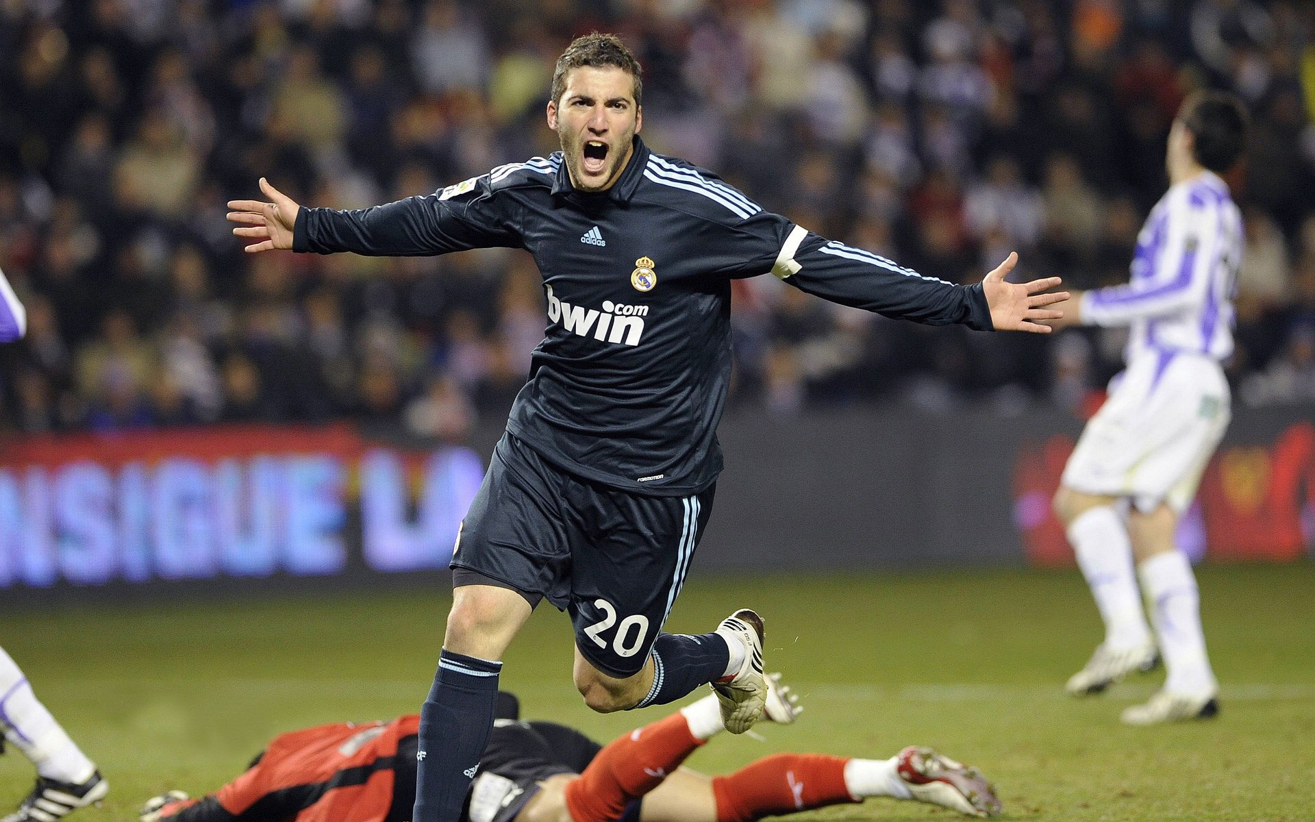 意甲老牌名将带队打造年轻阵容反弹势头，意甲老大