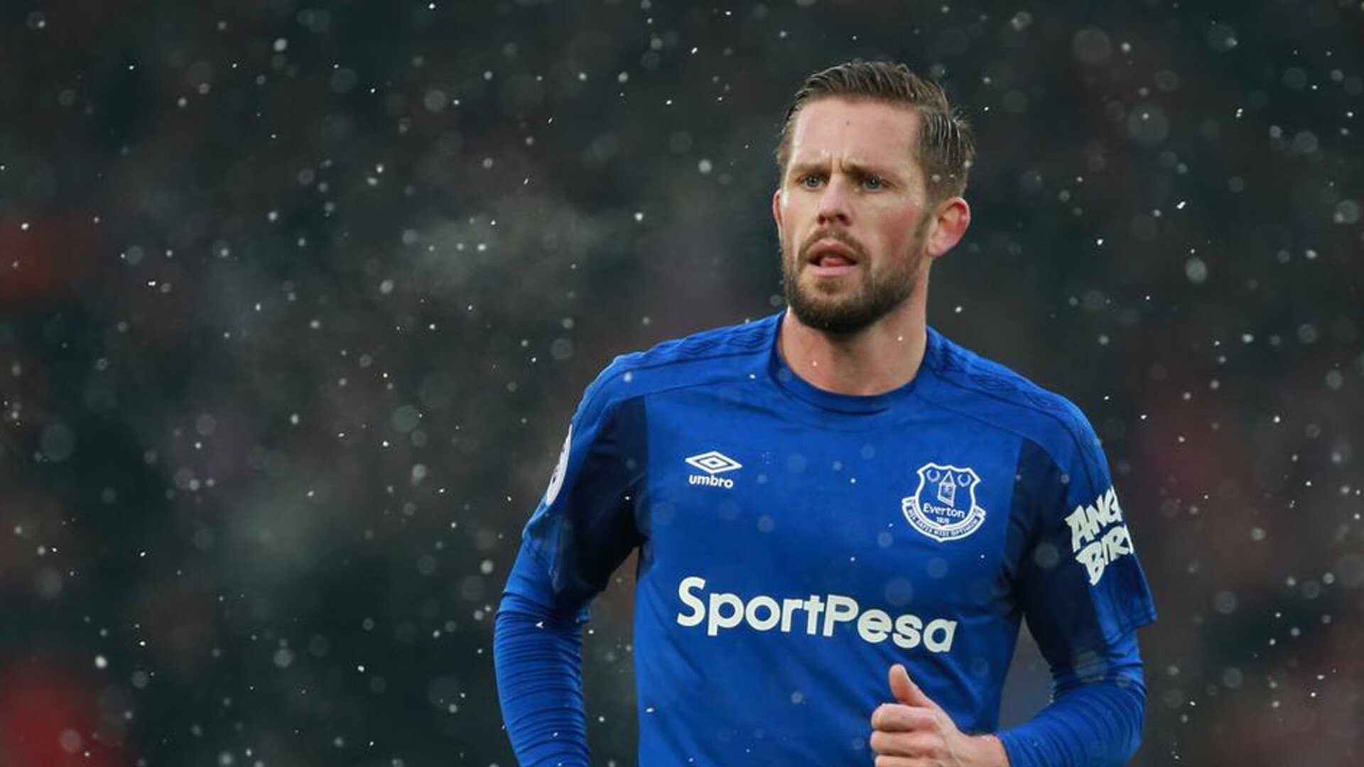 ac米兰足球官网-英超球队采用AI技术监测比赛中体能消耗曲线，英超体重