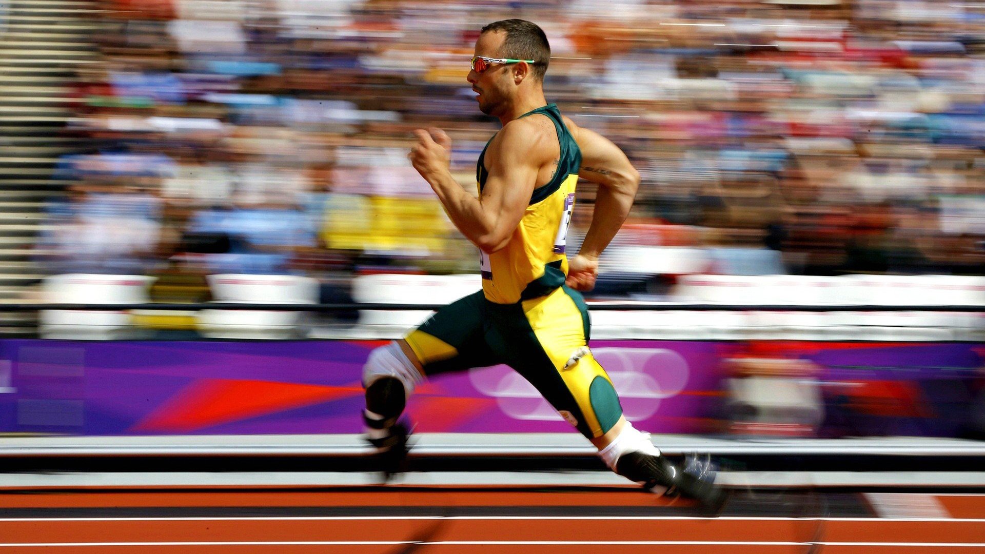 国际无人机编队对抗赛 高速穿越赛道考验操作极限